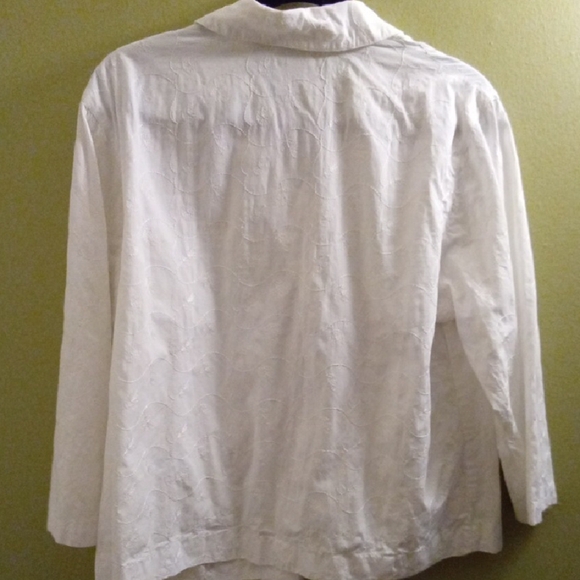 Womans 1X JM Collection White Embroidered Floral Button Down Shirt Relaxed Fit - Picture 5 of 5